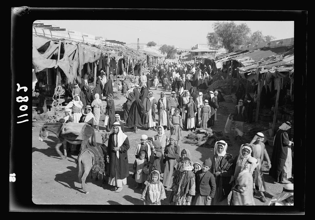 השוק הססגוני של העיר באר שבע, לפני יותר מ-90 שנה, כיום רחוב קק''ל, אז רחוב אל-עטאונה